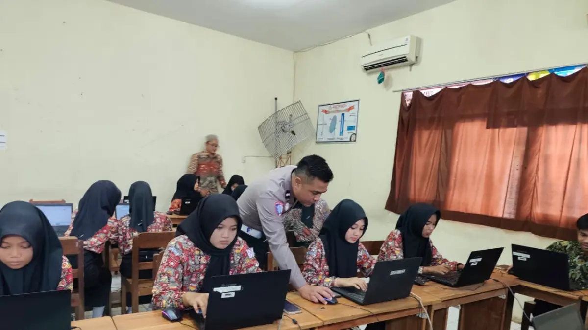 Pelajar di Sukoharjo diberi pelatihan oleh polres terkait AI. (Iwan Kawul/Radar Solo)