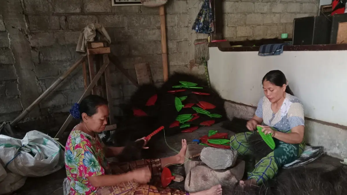 Perajin sapi ijuk di Desa Dawar, Kecamatan Mojosongo, Boyolali. (Rara Belva/Radar Solo)