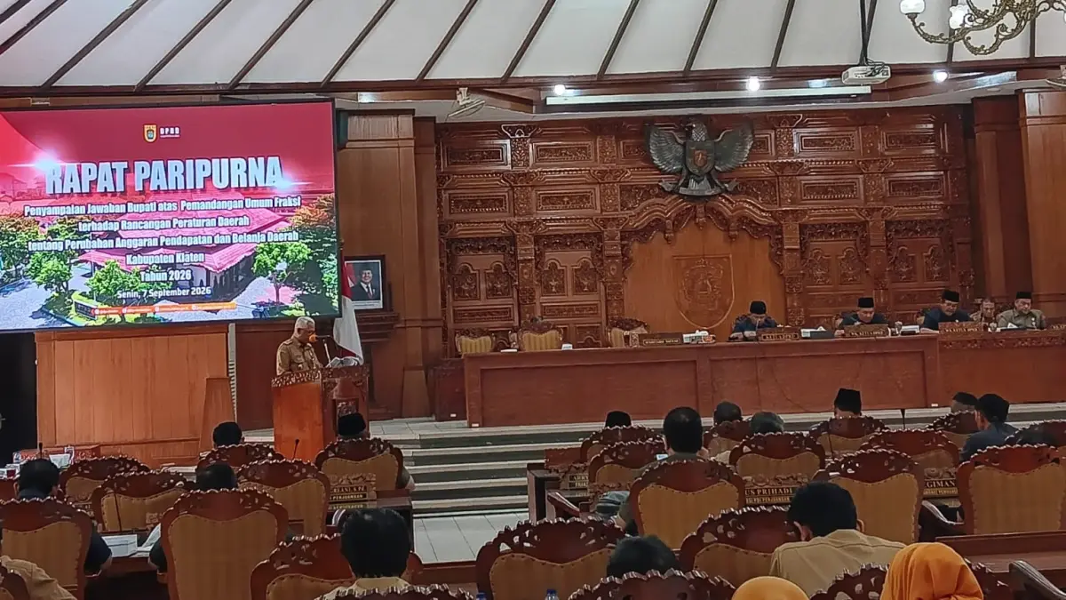 Rapat paripurna yang digelar oleh DPRD Kabupaten &nbsp;Klaten dengan agenda Penyampaian Jawaban Bupati atas Pemandangan Umum Fraksi Perubahan Anggaran Pendapatan dan Belanja Daerah (APBD) Kabupaten Klaten Tahun Anggaran 2026. (Angga Purenda/Radar Solo)
