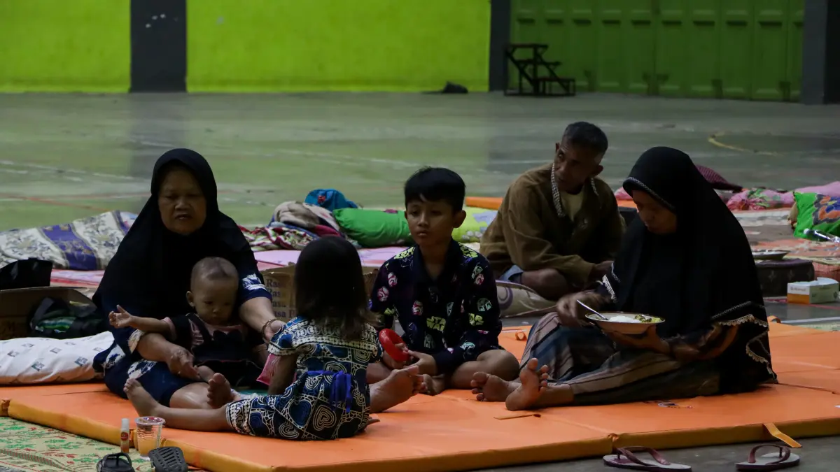 Sebagian warga di sekitar TPA Putri Cempo yang terdampak asap mengungsi di GOR UTP Solo. (M Ihsan/Radar Solo)