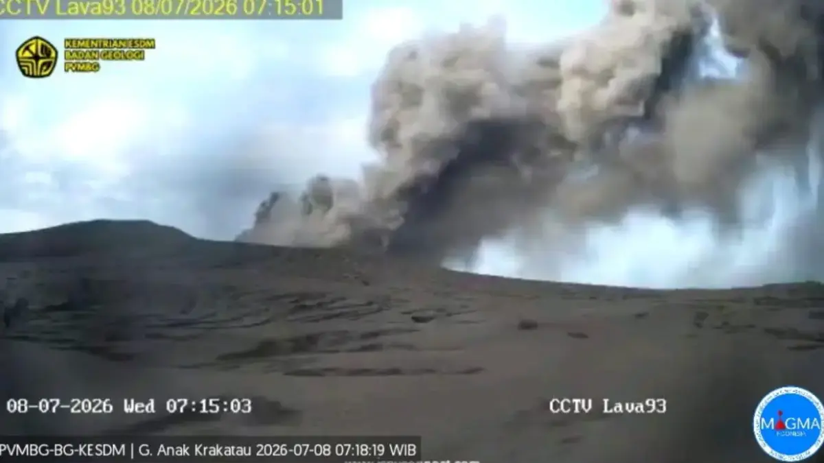 Tangkapan layar kondisi Gunung Anak Krakatau dalam pantauan CCTV Lava93 milik Pusat Vulkanologi dan Mitigasi Bencana Geologi (PVMBG), Badan Geologi, KESDM. (Dok PVMBG)