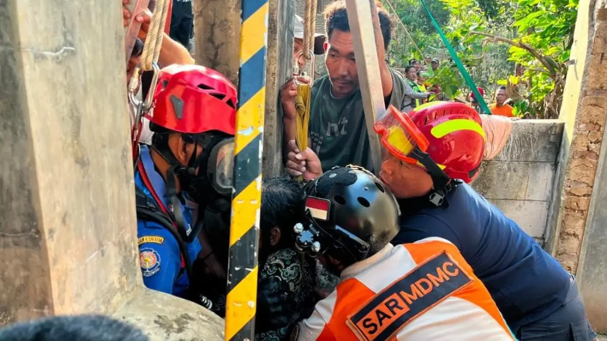 Upaya evakuasi warga dari dalam sumur di Dusun Plawan RT 04/RW 10, Desa Plawan, Kecamatan Jumapolo, Karanganyar, Senin (7/9/2026) pagi. (Rudi Hartono/Radar Solo)