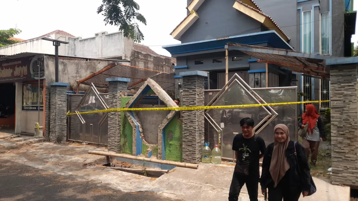 Anggota Satreskrim Polres Karanganyar saat melakukan pengledahan terhadap kantor BMT Dinar Mulia, di Cangakan, Karanganyar, Selasa (8/9/2026) siang.(Rudi Hartono/Radar Solo) 