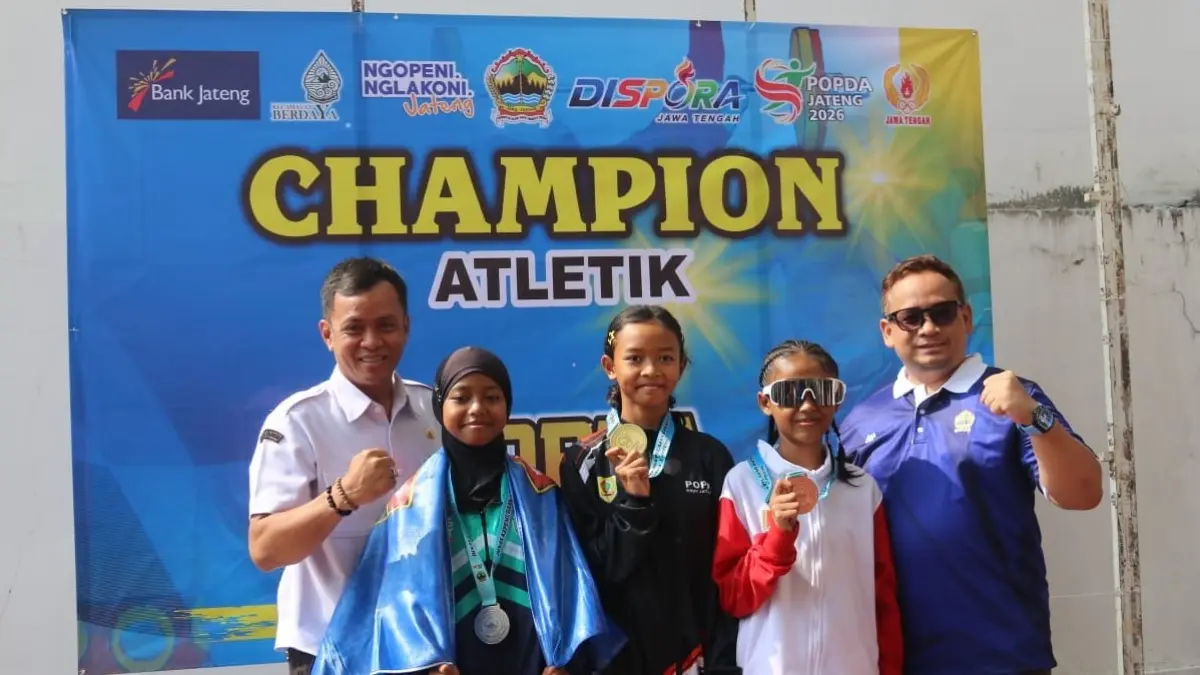 Atlet Wonogiri (tengah) membawa pulang emas dalam ajang Pekan Olahraga Pelajar Daerah (POPDA) SD/SMP/SMA/SMK tingkat Provinsi Jawa Tengah 2026. (Dok. Disporapar Wonogiri) 