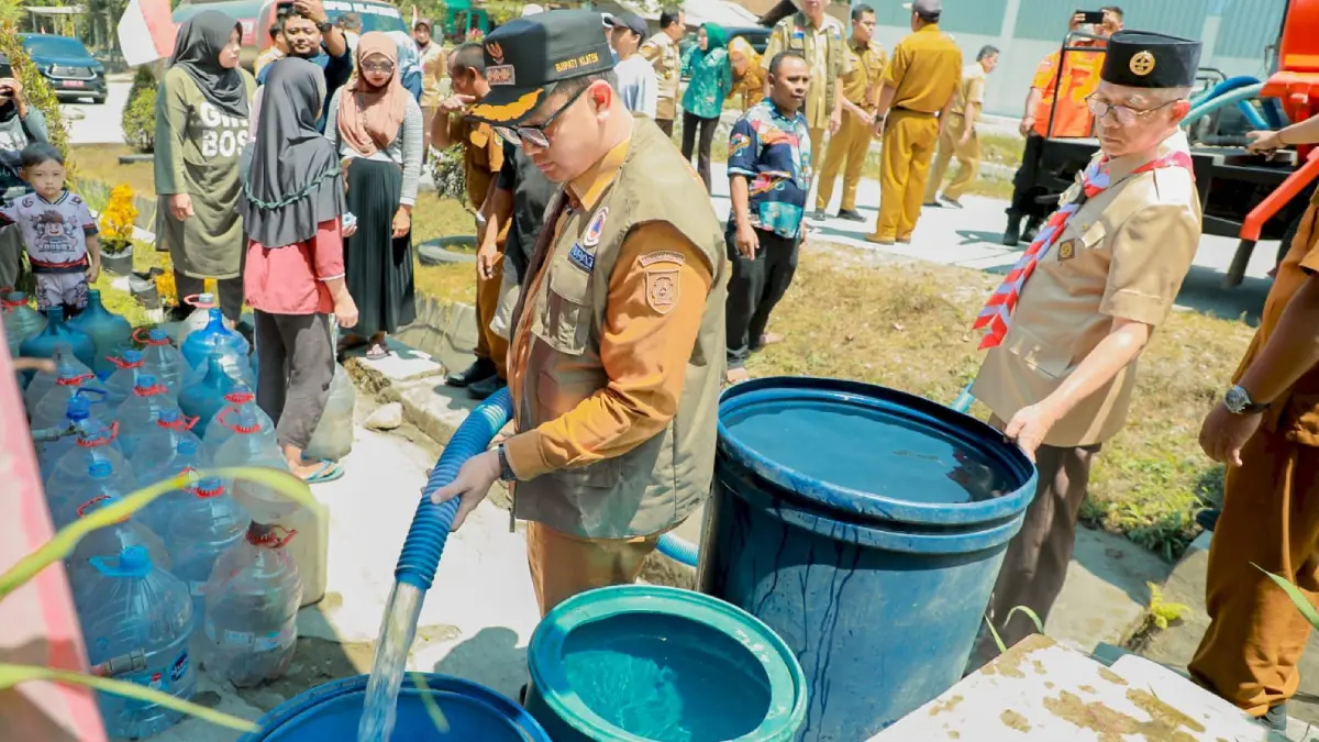 Bupati Klaten Hamenang Wajar Ismoyo saat menyalurkan bantuan dropping air bersih di Desa Sidorejo, Kecamatan Kemalang, Klaten, Selasa (1/9/2026). (Dok Bagian Prokopim Setda Klaten)