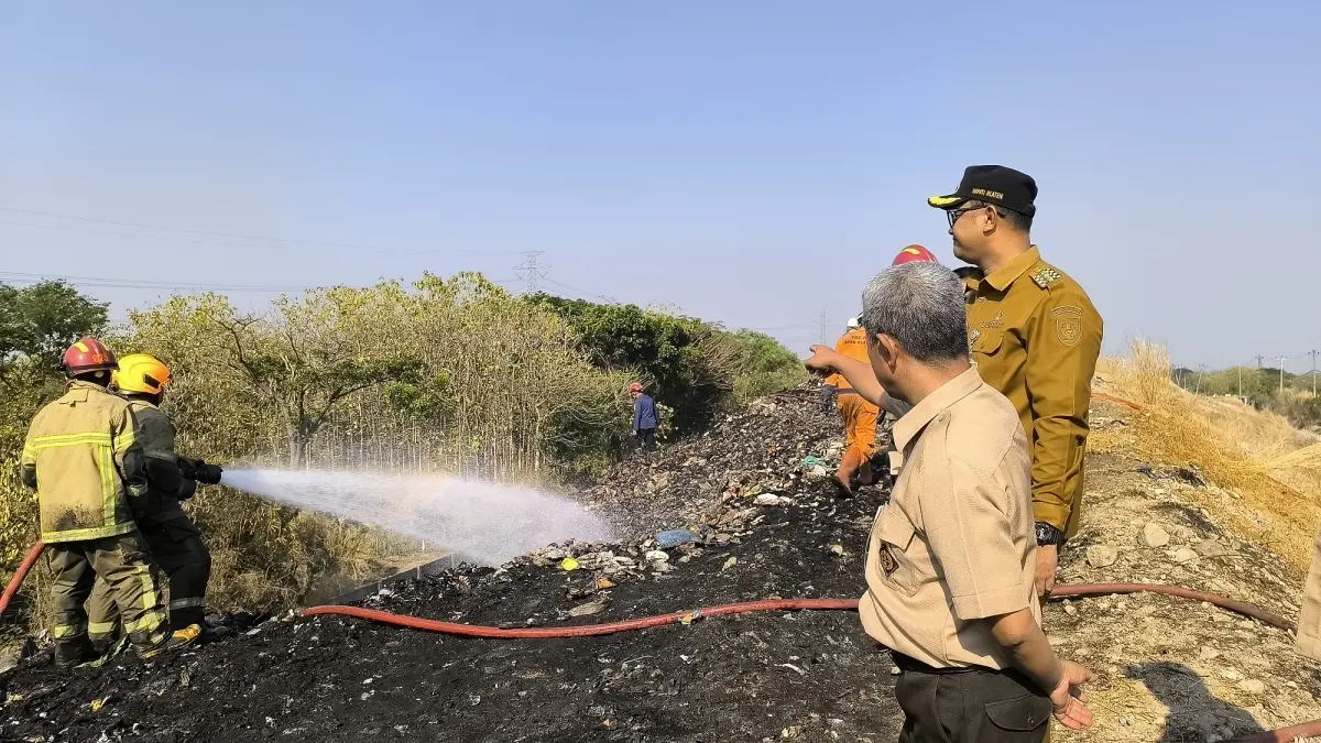 Bupati Klaten Hamenang Wajar Ismoyo terkait penanganan pemadaman kebakaran bersama Petugas Damkar Satpol PP dan Damkar Klaten di TPA Troketon, Pedan, Klaten, Selasa (1/9/2026). (Angga Purenda/Radar Solo)