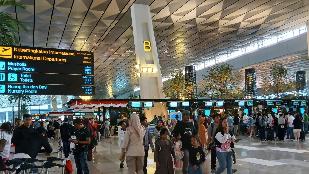 Ilustrasi - Sejumlah penumpang penerbangan beraktivitas di area Terminal Bandara Internasional Soekarno-Hatta (Soetta) Tangerang, Banten. ANTARA/Azmi Samsul M/am.