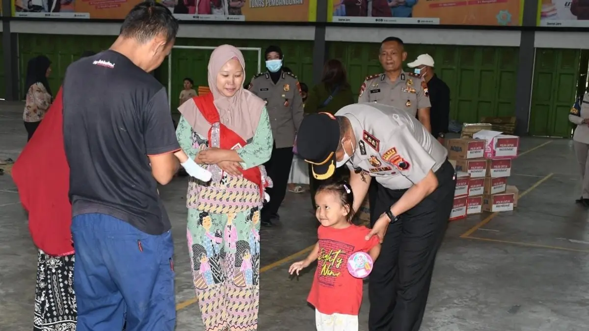 Kapolres Karanganyar AKBP Arman Sahti mendatangi posko pengungsian warga terdampak asap kebakaran TPA Putri Cempo di Desa Plesungan, Kecamatan Gondangrejo. (Rudi Hartono/Radar Solo)