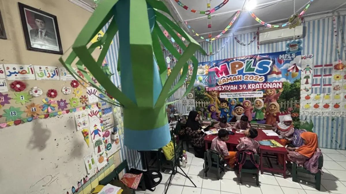 Kegiatan belajar mengajar siswa TK Aisyiyah 39 Keratonan, Kecamatan Serengan, Solo di bawah ancaman atap yang sudah lapuk, Selasa (8/9). (ARIEF BUDIMAN/RADAR SOLO)