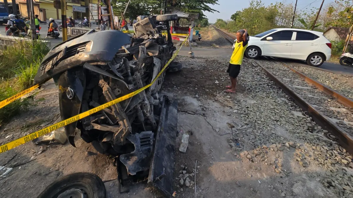 Kondisi mobil pikap yang tertabrak KA Majapahit di perlintasan tanpa palang pintu Kalijambe, Sragen, Senin (7/9/2026) malam. (Ahmad Khairudin/Radar Solo)