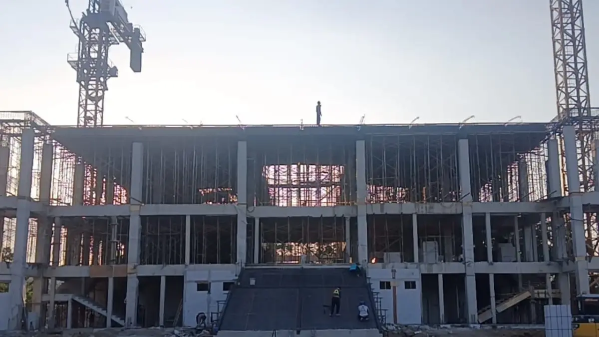 Konstruksi Masjid Agung Kartasura di atas lahan Terminal Lama Kartasura, Selasa (8/9). (IWAN KAWUL/RADAR SOLO)