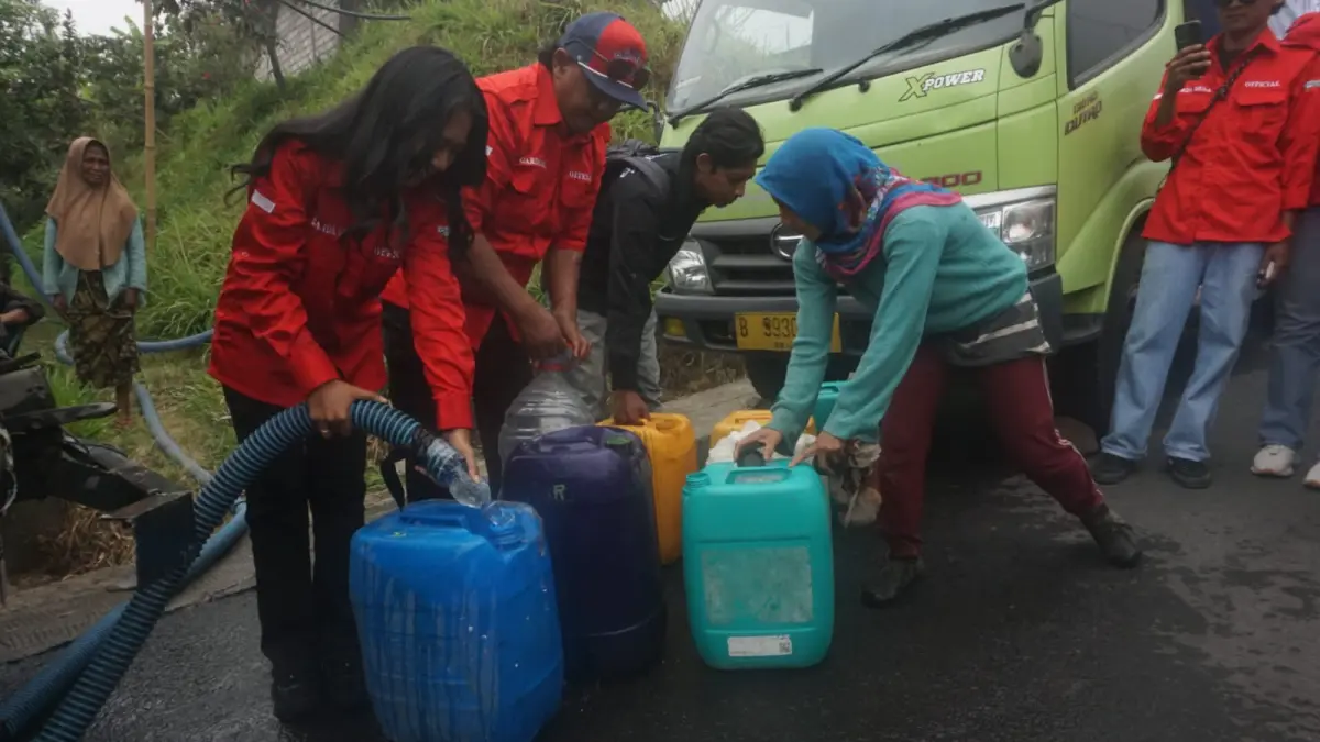 Penyaluran bantuan dropping air bersih di Dusun Grintingan, Desa Tegalmulyo, Kecamatan Kemalang, Klaten, Selasa (8/9/2026). (Angga Purenda/Radar Solo)
