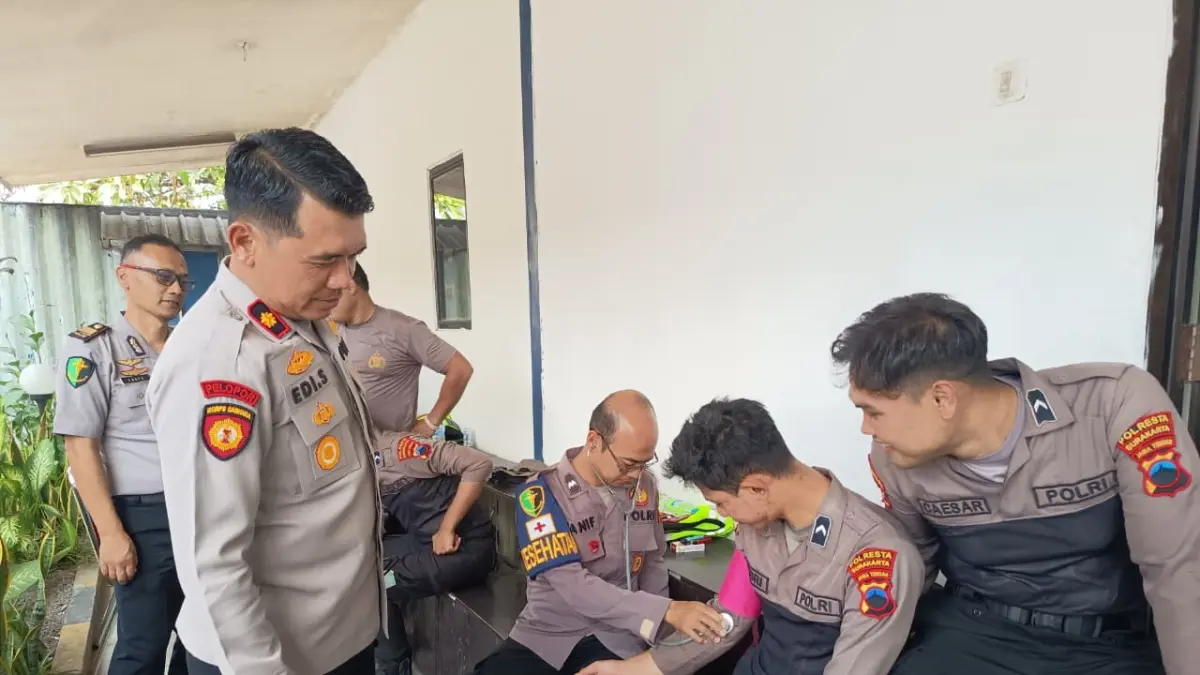 Petugas Dokkes Polresta Solo memeriksa anggota yang sempat terjun ke TPA Putri Cempo. (A Christian/Radar Solo)
