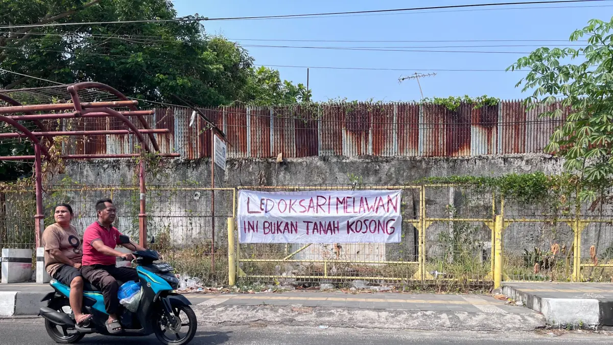 Spanduk penolakan pengosongan oleh PT KAI betebaran di rumah-rumah warga Ledoksari, Jebres, Solo, Selasa (8/9). (M IHSAN/RADAR SOLO)