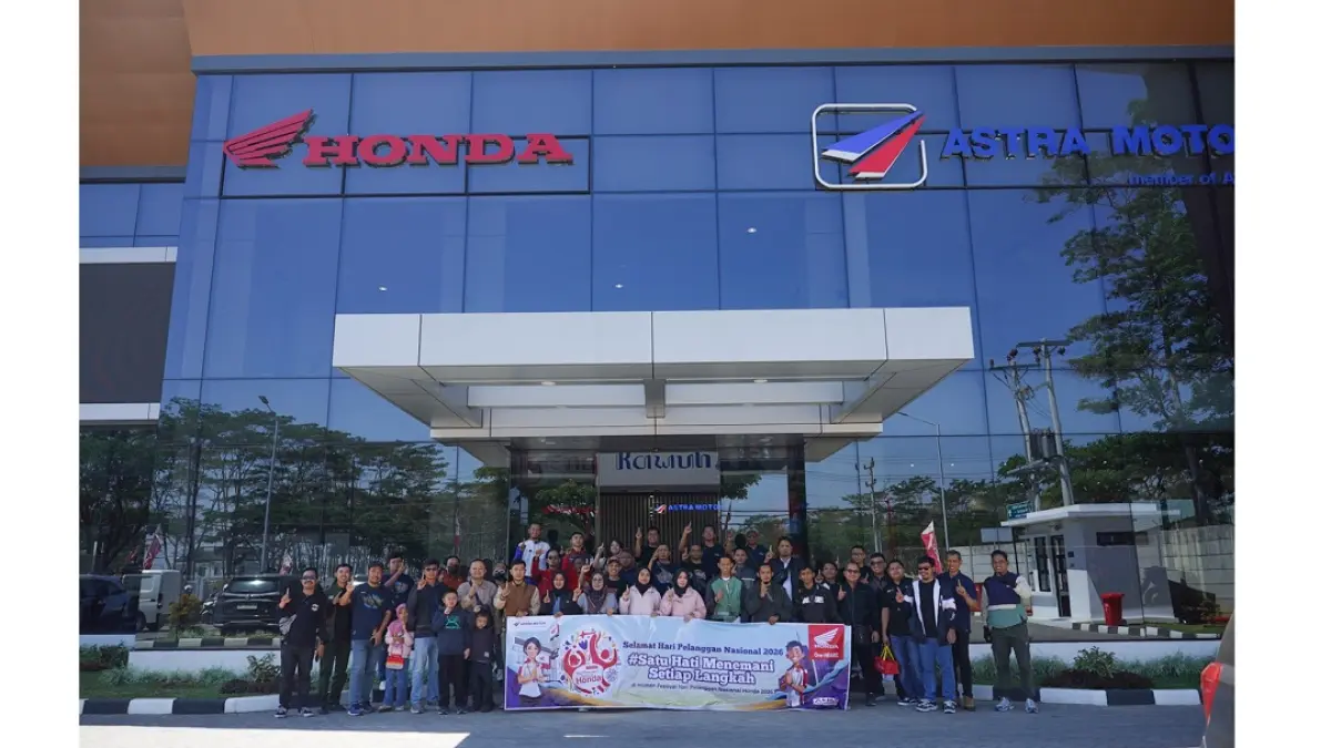 Foto bersama management Astra Motor Jateng, dealer motor Honda Kodya Semarang, konsumen, honda community jateng, blogger vlogger seusai melakukan rolling city kota Semarang dan finish di Astra Motor Safety Riding Center Jawa Tengah (Dok. Astra Motor Jateng)