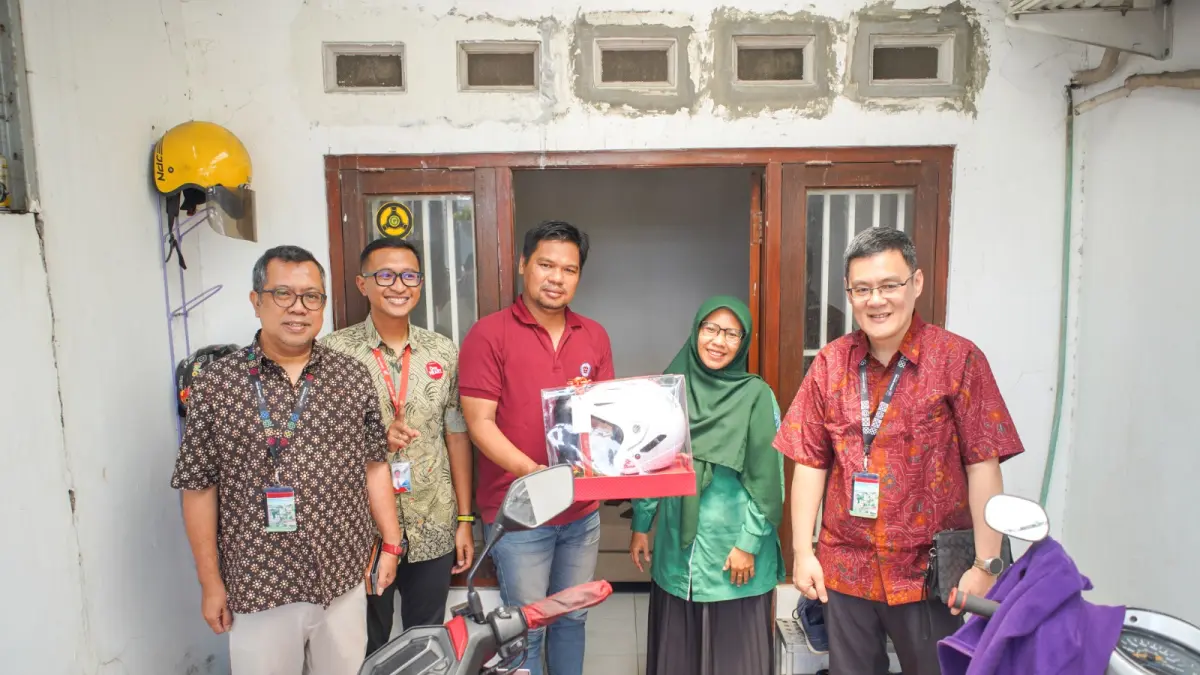 Apresiasi dilakukan dengan service visit oleh Management Astra Motor Jateng ke konsumen setia motor Honda dari dealer Astra Motor Gajahmada yang memiliki level Champion pada aplikasi Motorku X

Kiri Ke Kanan:
- Muhammad Yusuf Retail Manager Astra Motor Jateng
- Eka Nuldi Kepala Cabang Dealer Astra Motor Gajahmada
- Yeni Angga Puspita Konsumen Loyal Tier Champion Motorku X dari Dealer Astra Motor Gajahmada
- Budi Yanto Region Head Astra Motor Jateng