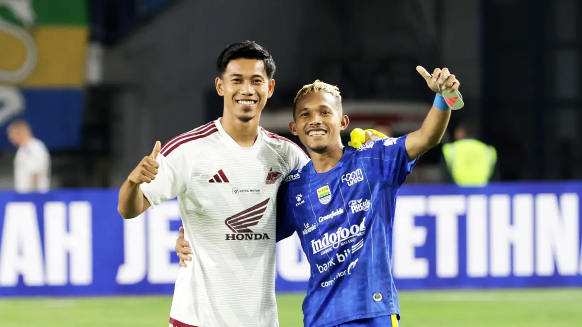 Agung Jangan (kiri) dan Ikhwan Tanamal berfoto usai laga PSM Makassar vs Persib Bandung di laga perdana Liga 1 2026/2027. (Tim Media Persib Bandung) 