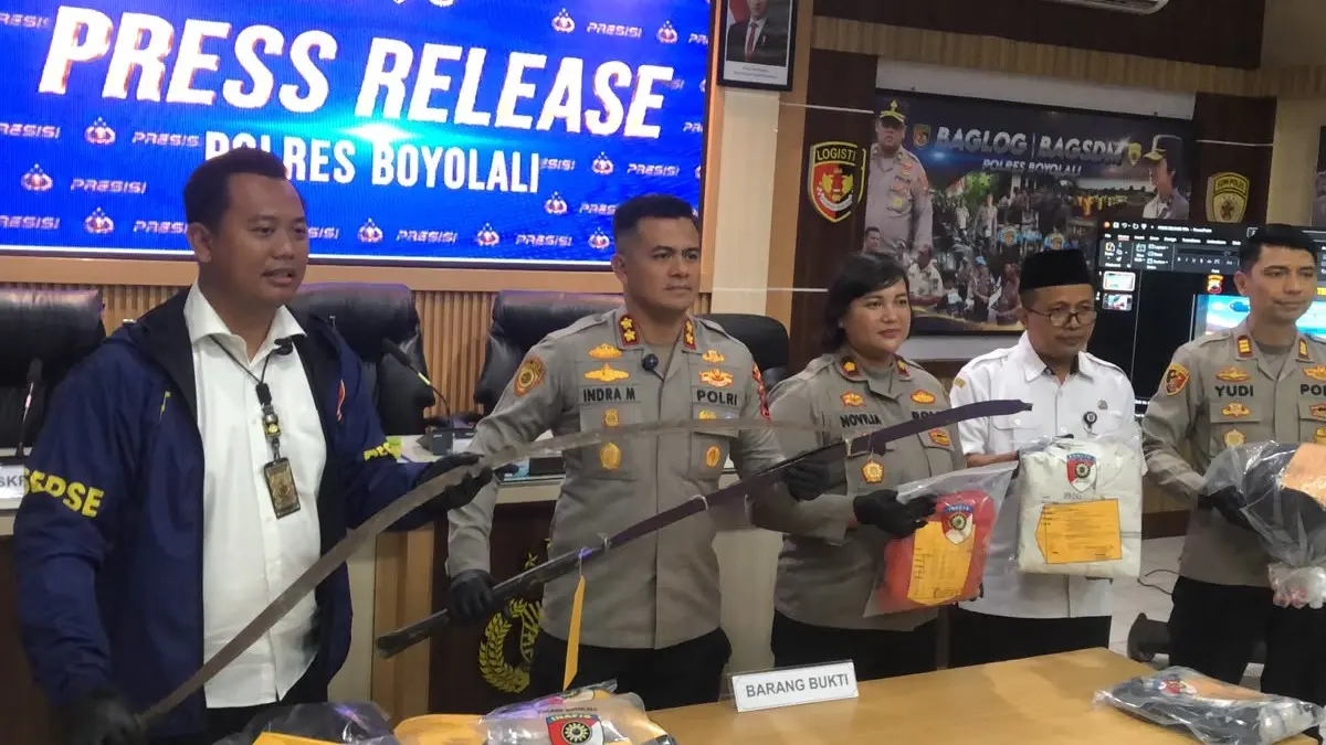 Barang bukti senjata tajam Yang digunakan 2 pelajar Boyolali untuk tawuran disita polisi. (ABDUL KHOFID/RADAR SOLO)