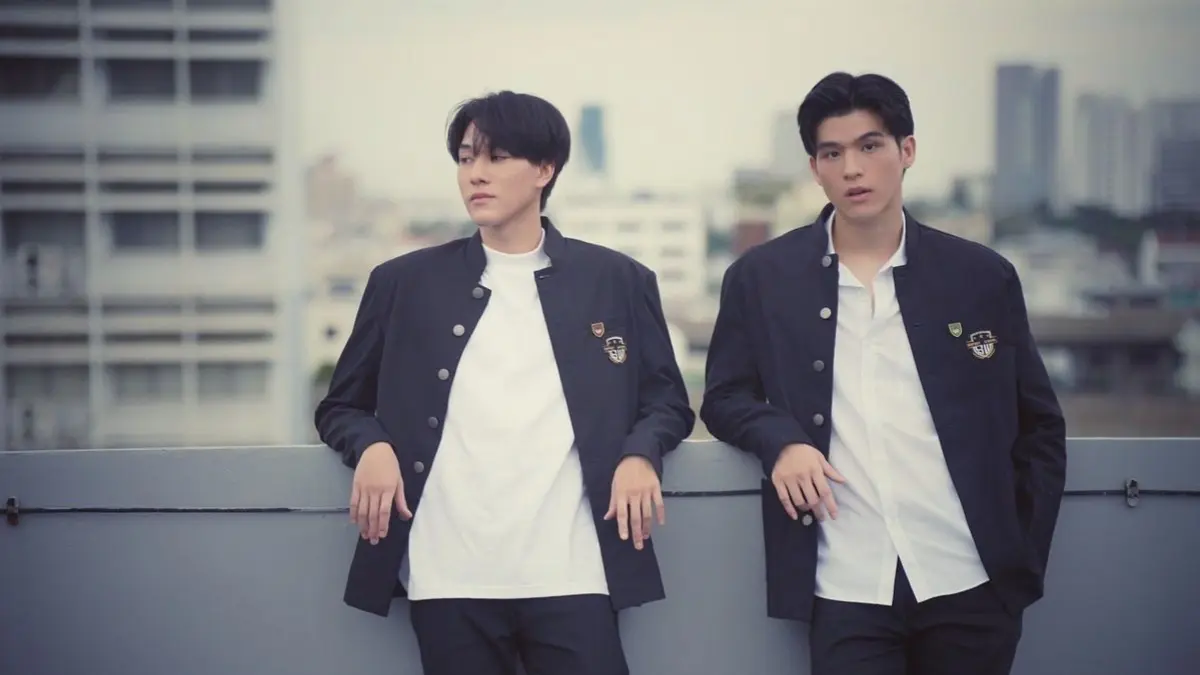 Bromance menggambarkan hubungan persahabatan yang sangat dekat antara dua laki-laki.