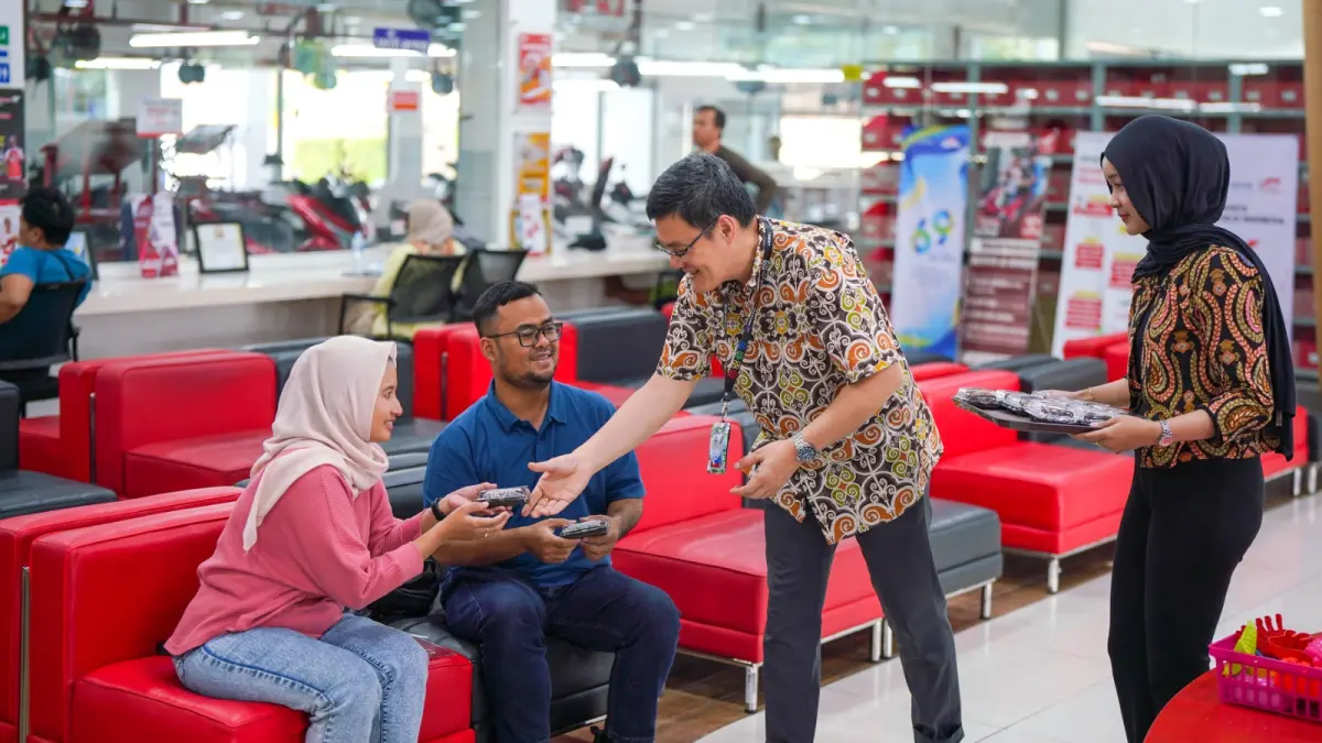Budi Yanto Region Head Astra Motor Jateng membagikan snack dan paket sembako kepada pengunjung dealer serta konsumen setia Honda.
