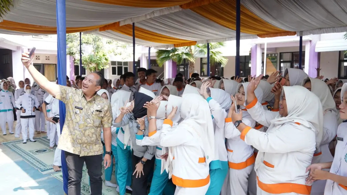 Bupati Karanganyar Rober Christanto saat berkunjung ke salah satu SMK di Karanganyar. (Rudi Hartono/Radar Solo)