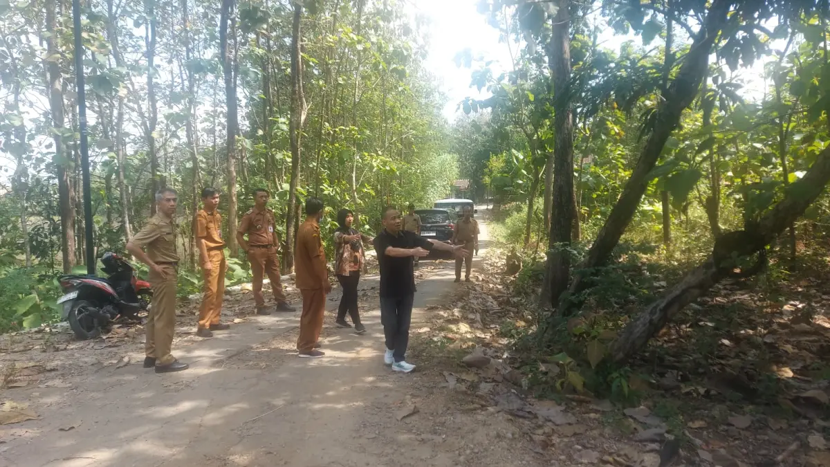 Jajaran DPMPTSP Sukoharjo dampingi investor meninjau lokasi investasi, belum lama ini. (DOK. DPMPTSP SUKOHARJO)
