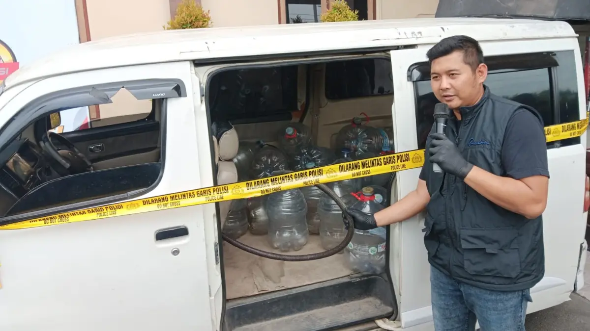 Kasat Reskrim Polresta Klaten Kompol Kadek Pande Apridya menunjukan barang bukti penimbunan Pertalite yang berhasil diamankan di Mapolresta Klaten, Rabu (9/9/2026). (Angga Purenda/Radar Solo)
