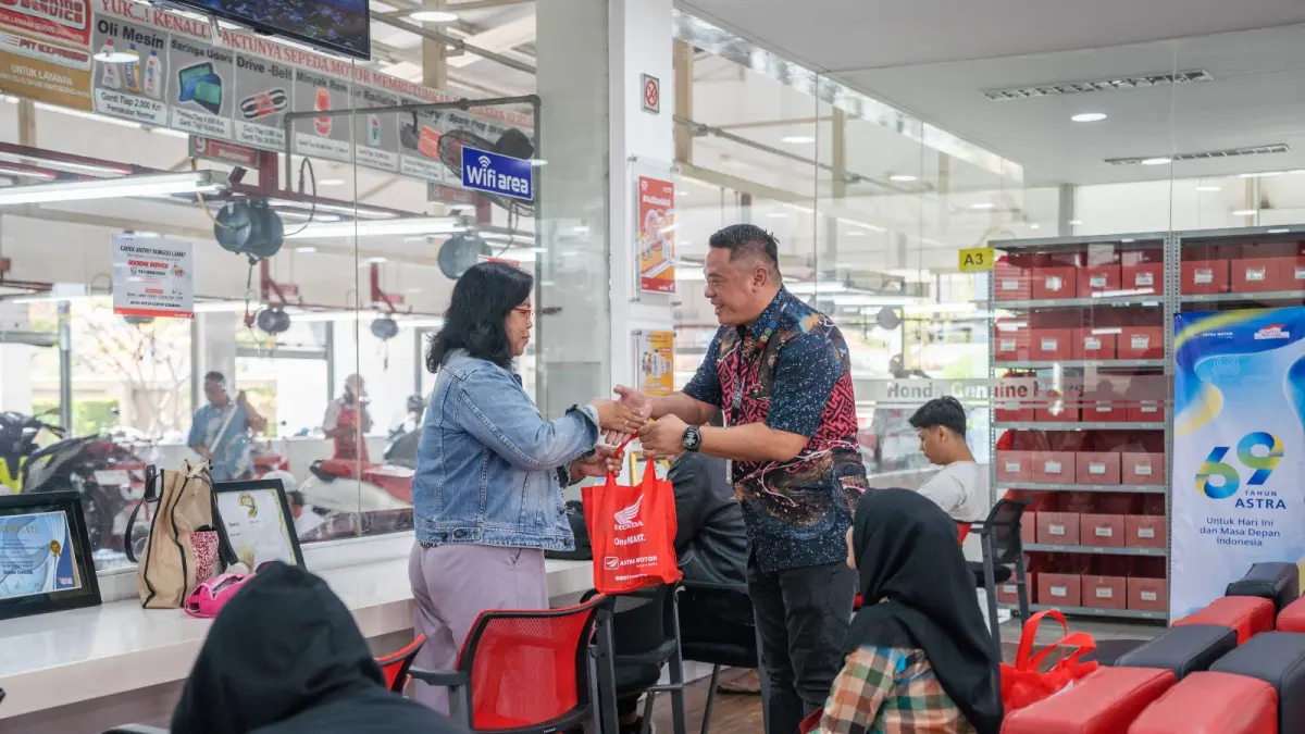 Kresna Murti Dewanto Marketing Manager Astra Motor Jateng snack dan paket sembako kepada pengunjung dealer serta konsumen setia Honda.