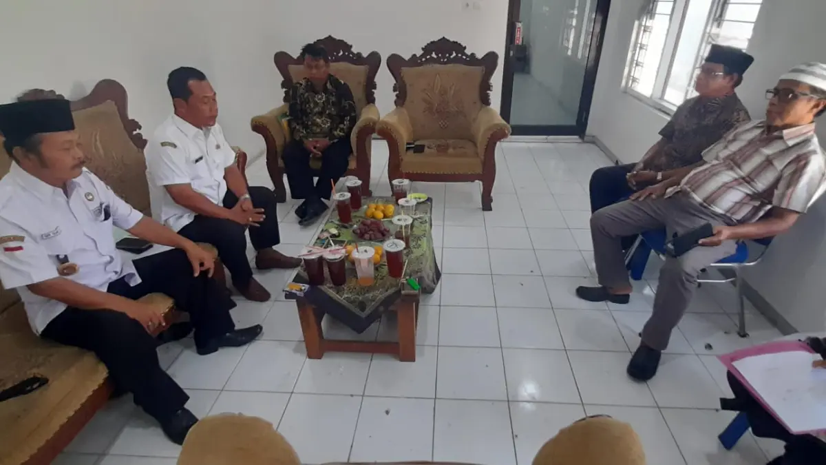 Mediasi antara Pemdes Kaliboto, Mojogedang dengan SMP Bhakti Karya terkait sengketa lahan, Rabu (9/9/2026). (Rudi Hartono/Radar Solo)