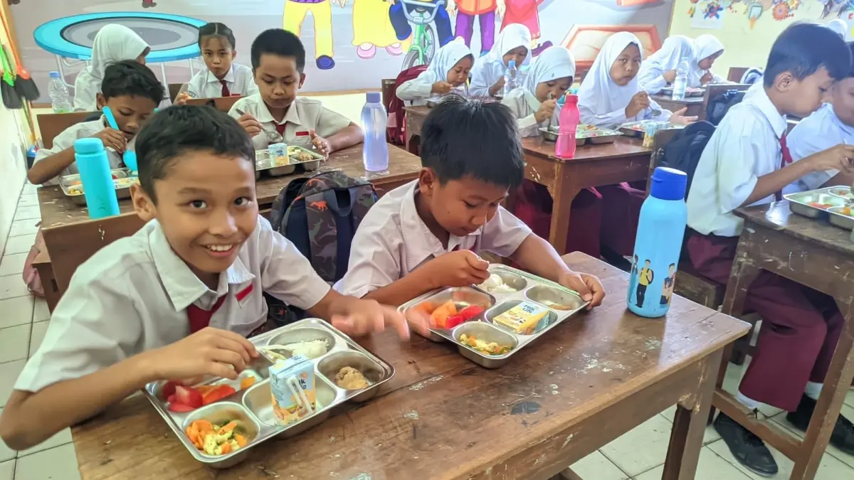Murid SD di Wonogiri menikmati menu MBG. (DOK.IWAN ADI/RADAR SOLO)