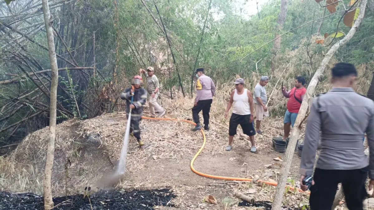 Petugas damkar, relawan, dan warga padamkan api di lahan Dusun Baseng, Desa Gentan, Bulu, Rabu (9/9). (IWAN KAWUL/RADAR SOLO)