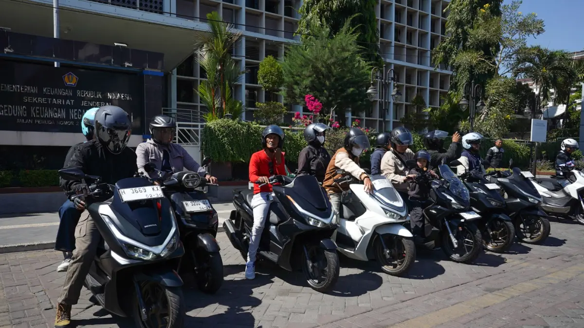 Rombongan memulai perjalanan dari Astra Motor Gajahmada menuju kawasan Kota Lama Semarang.