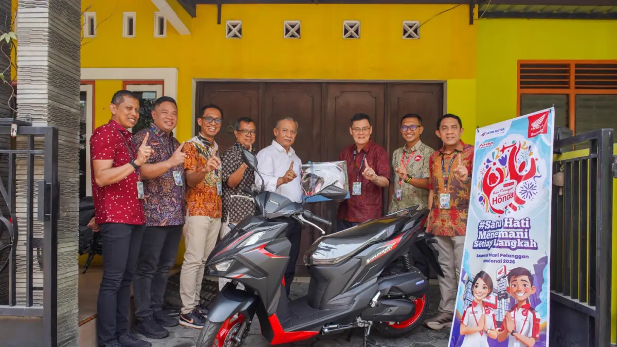 Apresiasi dilakukan dengan kunjungan Management Astra Motor Jateng ke konsumen setia motor Honda dari dealer Astra Motor Gajahmada yang memiliki level Champion pada aplikasi Motorku X

Kiri Ke Kanan:
- Erie Kurnia Customer Care Manager Astra Motor Jateng
- Kresna Murti Dewanto Marketing Manager Astra Motor Jateng
- Noviyanto Fathony Parts Manager Astra Motor Jateng
- Muhammad Yusuf Retail Manager Astra Motor Jateng
- Bavo Manon Konsumen Loyal Tier Champion Motorku X dari Dealer Astra Motor Gajahmada
- Budi Yanto Region Head Astra Motor Jateng
- Eka Nuldi Kepala Cabang Dealer Astra Motor Gajahmada
- I Nyoman Sukadana Administration and Finance Manager Astra Motor Jateng