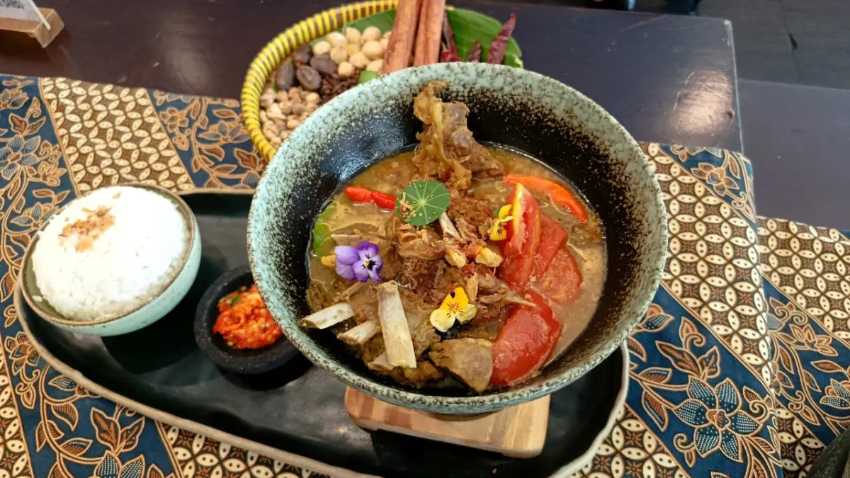 Tengkleng bakar bambu kreasi The Sunan Hotel Solo. (Alfida Nurcholisah/Radar Solo)