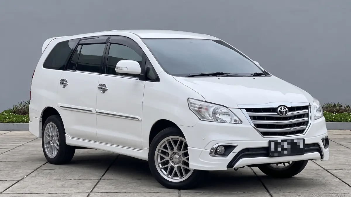 Toyota Innova bekas. 