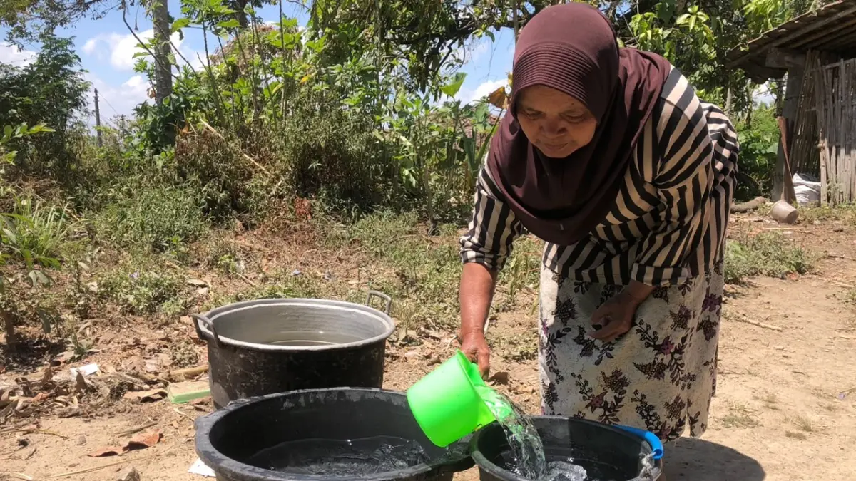 Warga Boyolali yang terdampak kekeringan mendapatkan bantuan air bersih. (ABDUL KHOFID/RADAR SOLO)