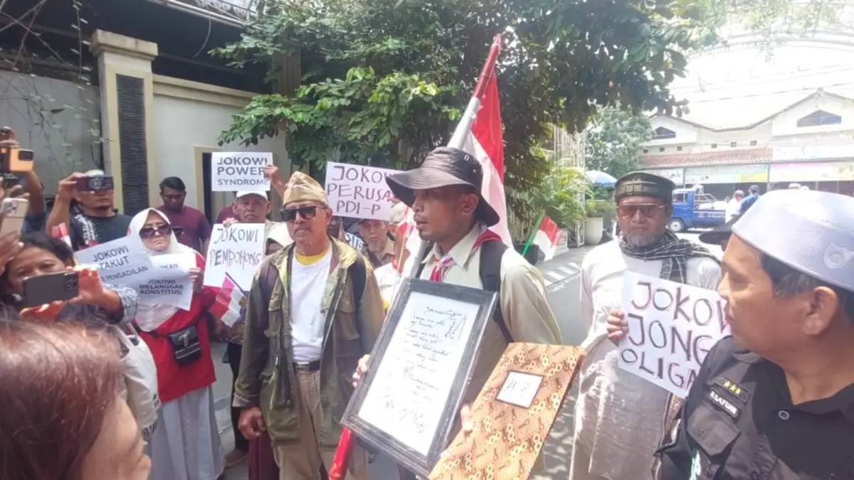 ARIB menggelar aksi di depan rumah pribadi mantan Presiden Joko Widodo di Sumber, Banjarsari, Solo, Kamis (10/9/2026). (A Christian/Radar Solo)