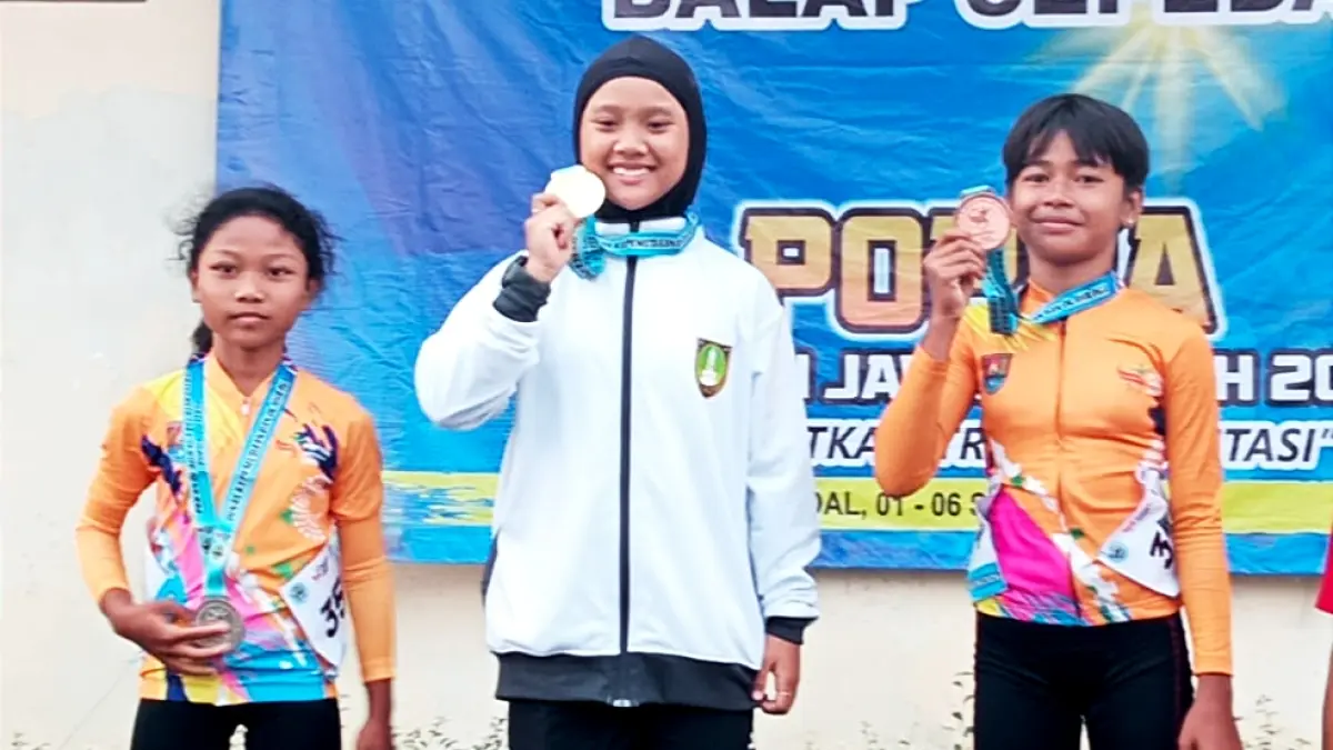 Atlet Balap Sepeda Kota Solo raih emas di ajang Popda Jateng 2026.