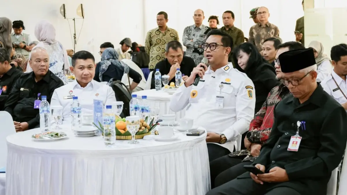 Bupati Klaten Hamenang Wajar Ismoyo saat menerima kunjungan Peserta Studi Strategis Dalam Negeri (SSDN) Pendidikan Penyiapan dan Pemantapan Pimpinan Nasional (P4N) Angkatan LXX Lembaga Ketahanan Nasional (Lemhannas) RI di PT Tirta Investama (AQUA Klaten) pada Rabu (9/9/2026). (Dokumentasi Bagian Prokopim Setda Klaten)