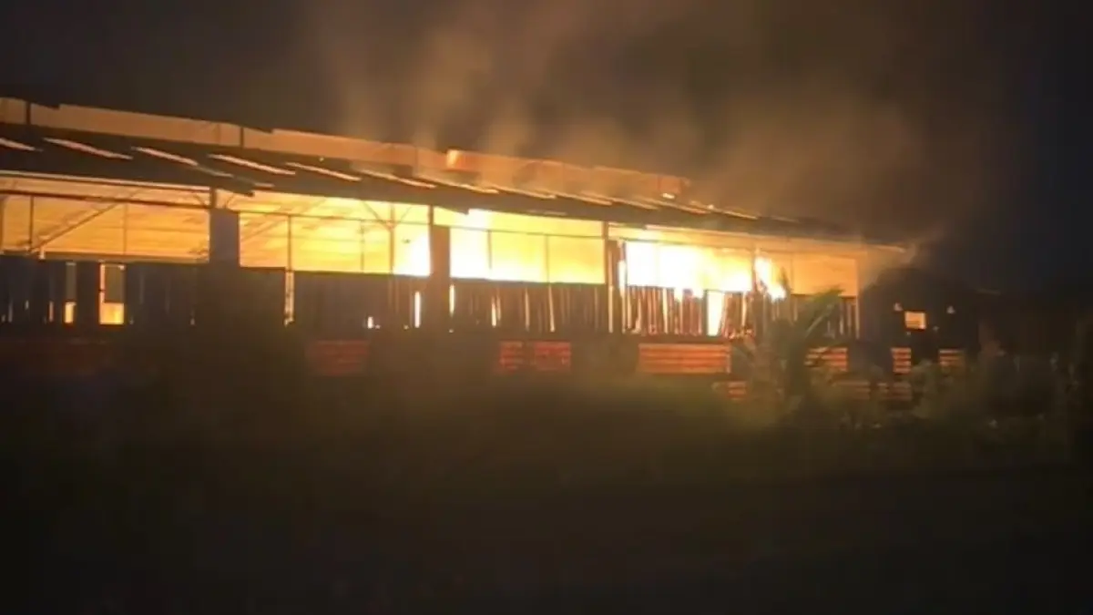 Gudang penyimpanan kayudi Desa Ngaru-Aru, Kecamatan Banyudono, Boyolali terbakar, Rabu (9/9/2026) malam. (ABDUL KHOFID/RADAR SOLO) 