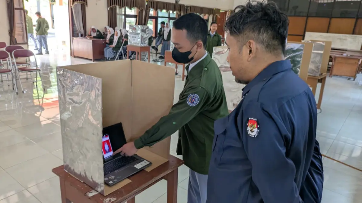 Jajaran KPU Sukoharjo memeriksa bilik suara pemilihan ketua OSIS SMAN 3 Sukoharjo yang memanfaatkan sistem e-voting, Kamis (10/9). (IWAN KAWUL/RADAR SOLO)