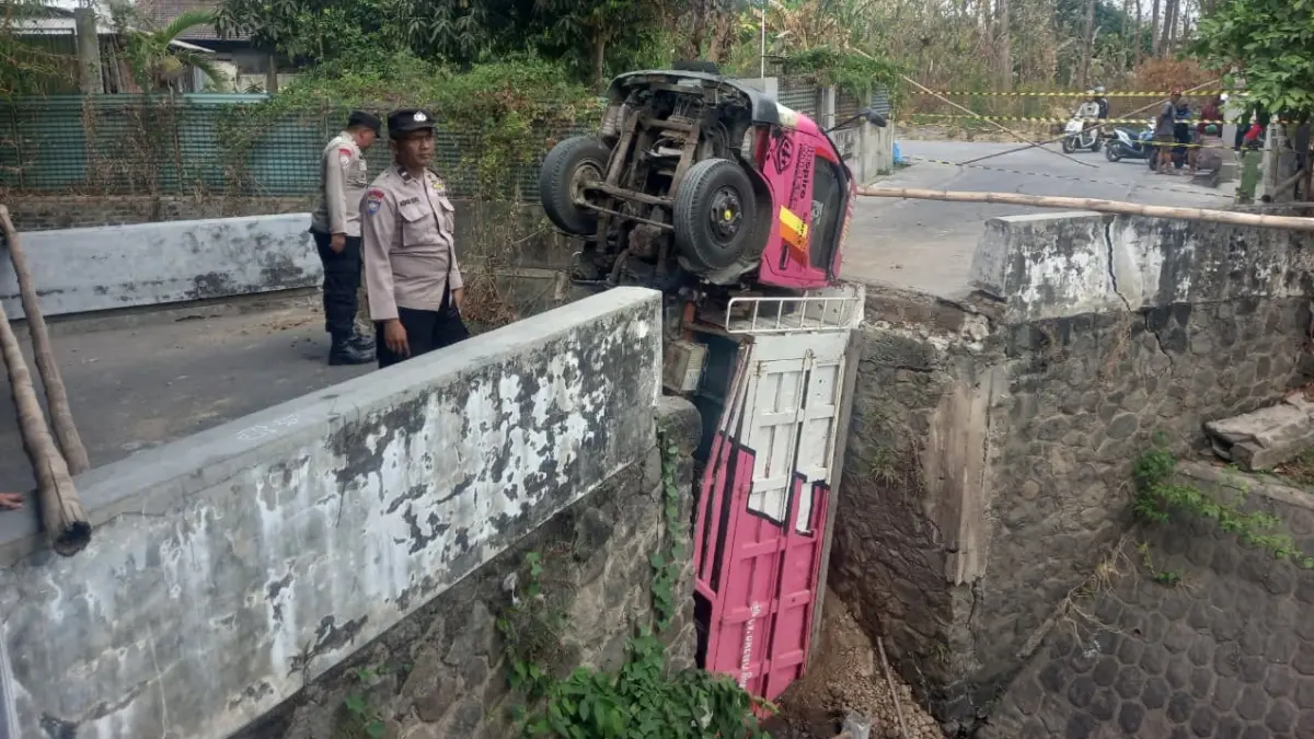 Jembatan Suko Kali Nawud Di Dusun Nawud RT 5 RW 3, Desa Tegalmade, Kecamatan Mojolaban, Sukoharjo amblas karena tak kuat menahan beban truk, Kamis (10/9). (Iwan Kawul/Radar Solo)