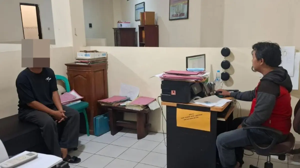Pemilik toko kelontong di Dusun Jetis Wetan, Desa Jetis, Kecamatan Jaten, Karanganyar dimintai keterangan, Kamis (10/9/2026). (Rudi Hartono/Radar Solo)