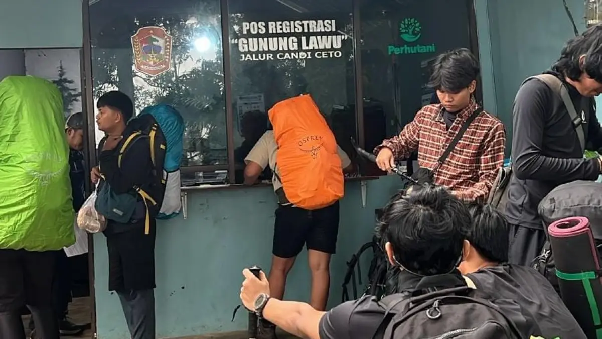 Pendaki Gunung Lawu melakukan registrasi di pintu masuk jalur pendakian Candi Cetho, Kecamatan Jenawi, Karanganyar. (Rudi Hartono/Radar Solo)