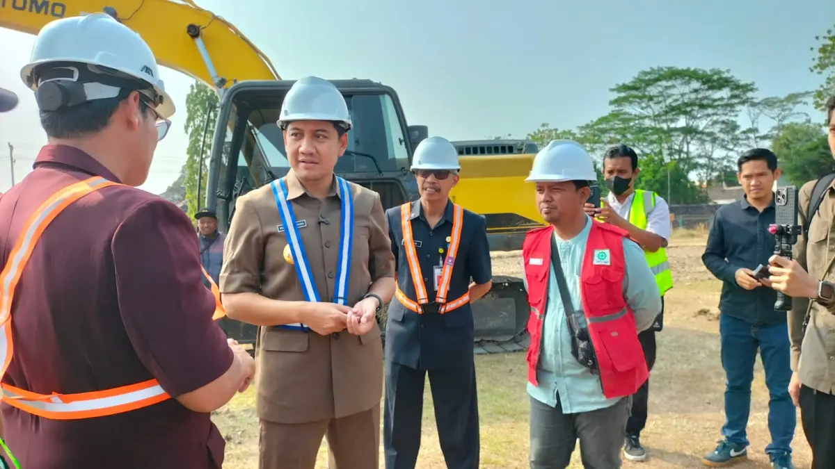 Plt Bupati Sukoharjo Eko Sapto Purnomo sambangi proyek revitalisasi Stadion Gelora Merdeka Jombor, Kamis (10/9). (IWAN KAWUL/RADAR SOLO)