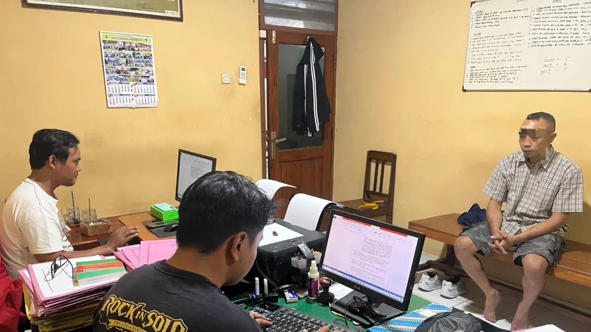 PW, pelaku pencurian HP dimintai keterangan di Mapolsek Ngrampal, Sragen. (Ahmad Khairudin/Radar Solo)