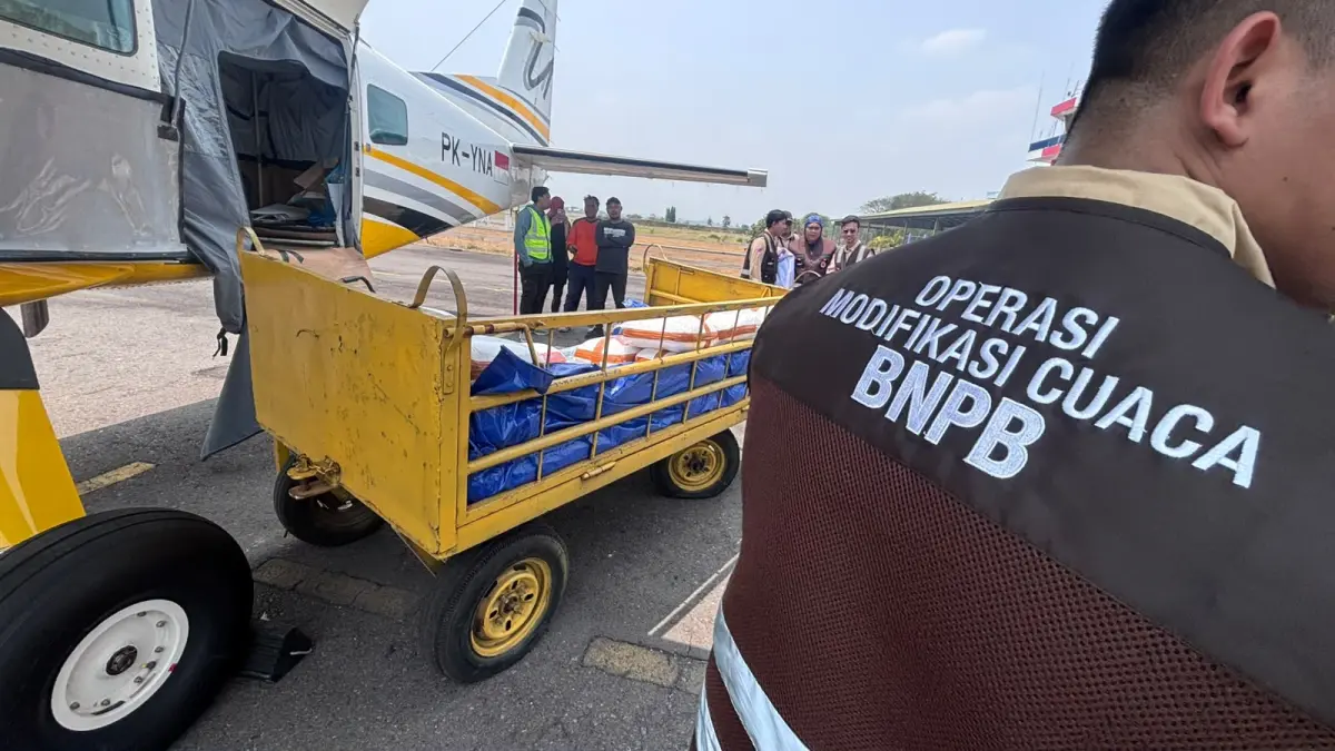 Rangkaian operasi penanganan pemadaman kebakaran TPA Putri Cempo menggunakan operasi modifikasi cuaca BNPB dipusatkan di Lanud Adi Soemarmo, Boyolali, Kamis (10/9/2026). (ARIEF BUDIMAN/RADAR SOLO)