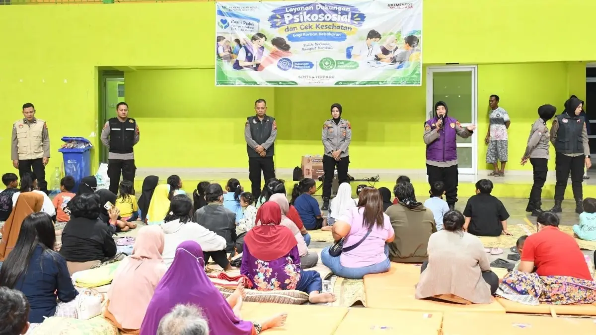 Sejumlah warga terdampak kebakaran TPA Putri Cempo bersiap meninggalkan posko pengungsian di GOR UTP, Gondangrejo, Karanganyar, Kamis (10/9/2026). (Rudi Hartono/Radar Solo)