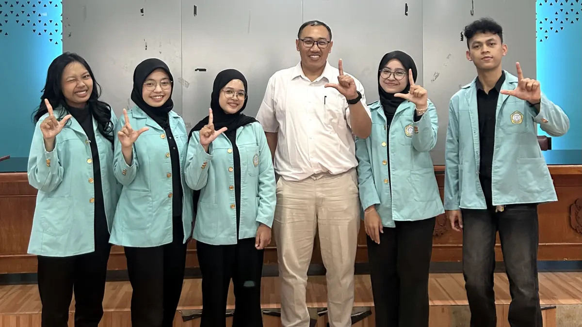 Tim Program Kreativitas Mahasiswa Riset Eksakta (PKM-RE) Program Studi S1 Farmasi UNS Surakarta bersama dosen pembimbing. Mereka mengembangkan inovasi Hydro-Protection Gel berbasis Nanostructured Lipid Carrier (NLC) dengan modifikasi kompleks asam hialuronat–asam folat untuk mendukung terapi Cutaneous Lupus Erythematosus (CLE). (DOK.UNS)