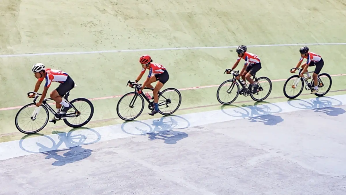 Atet balap sepeda dari ICF Surakarta berlatih di di Velodrome Manahan, jelang terjun di Porprov. (Hernindya Jalu/Radar Solo)